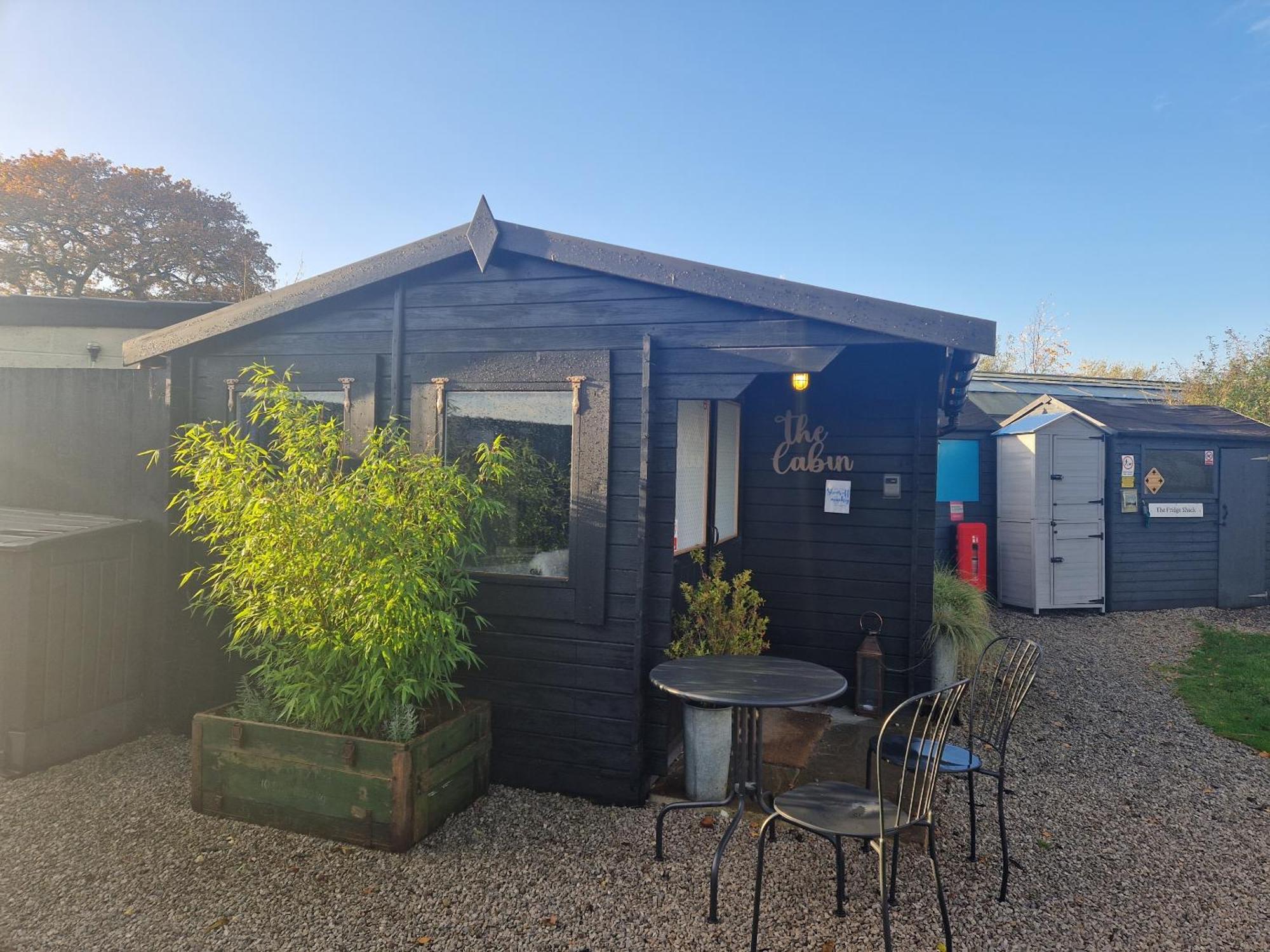 The Little Hide - Adult Only Camping Pods Wigginton  Bilik gambar